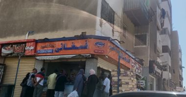 صور.. إقبال كبير من المواطنين على شراء الفسيخ والرنجة بالمقطم