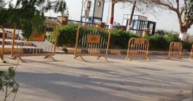 حواجز مرورية بكورنيش بنها تمهيدا لتطبيق الإجراءات الاحترازية فى شم النسيم