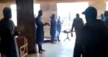 صور.. احتفال الأطباء بشفاء أول حالتى كورونا بالمدينة الشبابية بالطود