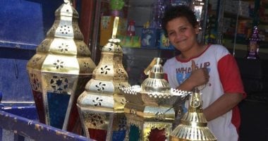 فانوس رمضان المصنوع محليا يعود لمكانته بالأقصر.. كورونا أخفى المستورد من الأسواق والتجار يعودون للفوانيس المحلية.. إقبال من المواطنين على الشراء.. وأقدم صناع الفوانيس: أجلب المواد الخام من ورش مصر القديمة.. صور