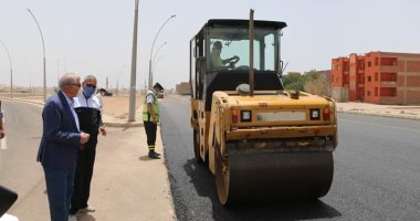 صور.. استكمال أعمال الرصف بمنطقة حى النور فى شرم الشيخ