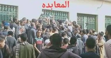 زحام شديد أمام مكتب بريد قرية المعابدة فى أسيوط.. صور 