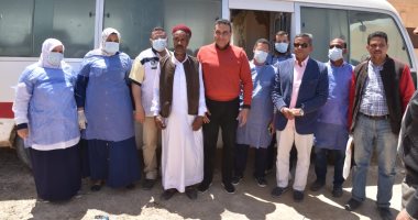 700 كرتونة مواد غذائية هدية من الرئيس لقرية "جارة أم الصغير" بسيوة.. صور