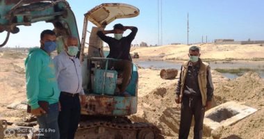 صور.. عمال مشروع الإسكان الاجتماعى بالعريش يواصلون عملهم بالكمامات وإجراءات السلامة.. يسابقون الزمن للانتهاء من مرافق المرحلة الأولى بحى السبيل.. والموقع يضم 89 عمارة سكنية تم الانتهاء من 47 منها