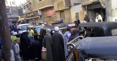سيبها علينا..شكوى من انتشار الباعة الجائلين بشارع أبو فام بمدينة طما