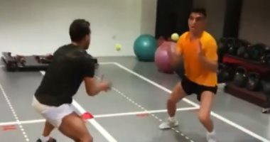 بن شرقى يتدرب بكرة التنس للحفاظ على لياقته البدنية فى الحجر المنزلى