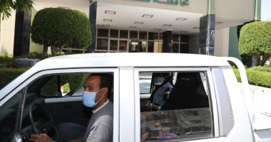 محافظة قنا توفر سيارة لنقل مريضة غسيل كلوى إلى المنزل.. صور