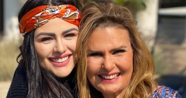 الضحكة منورة وشهم.. هنادى مهنى تتغزل فى يسرا بصورة تجمعهما: الملكة الجميلة
