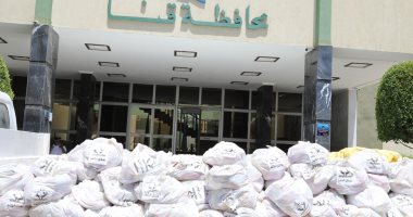 استلام مواد غذائية من مبادرة "تحدى الخير" لتوزيعها على متضررى كورونا.. صور