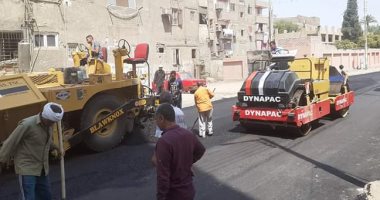 رئيس مركز قوص يتابع أعمال الرصف بشوارع المدينة.. صور