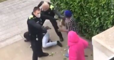 اشتباكات بين الشرطة الإسبانية وامرأتين بسبب رجل خرق حظر التجول.. فيديو