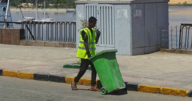 صور.. عمال النظافة فى أسوان يواصلون عملهم بطريق كورنيش رغم إجازة شم النسيم