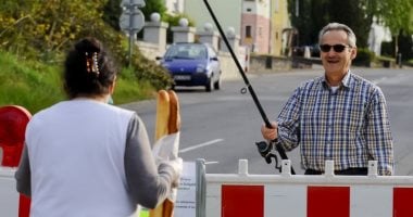 بدل السمك.. ألمانى يتحدى كورونا ويصطاد الخبز الفرنسى على الحدود المغلقة.. فيديو