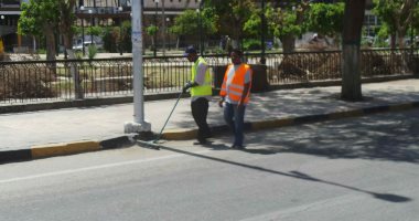 صور.. عمال النظافة يرفعون شعار "مفيش إجازة" ويواصلون عملهم بطريق كورنيش أسوان