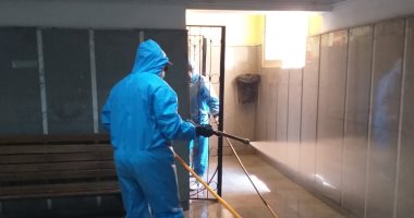 فريق مكافحة ناقلات الأمراض يطهر مستشفى الفيوم العام.. صور