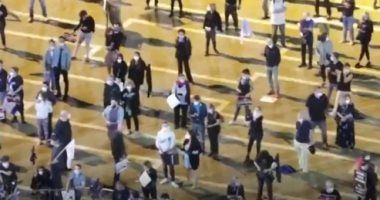 فيديو.. الإسرائيليون يتجاهلون كورونا وينتفضون ضد نتنياهو.. آلاف الإسرائيليين يخرجون للاحتجاج ضد سياسة رئيس الوزراء المنتهية ولايته رغم القيود الصارمة بسبب الوباء.. وتوزيع كمامات تحمل شعار "وزير الإجرام"