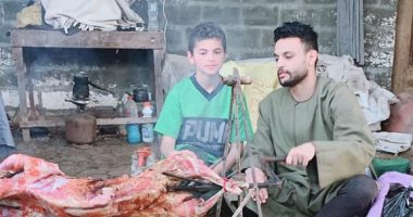 شقاوة قديمة.. رجب بكار يحتفل بشم النسيم بجلسة شواء بالمنيا