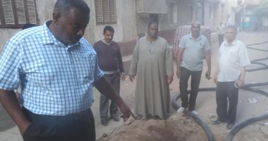 رئيس مدينة إدفو يتفقد أعمال  توصيل كابل الكهرباء إلى المستشفى العام الجديدة