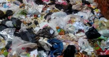 أهالى شارع عمر بن الخطاب بالزقازيق يشكون تراكم القمامة
