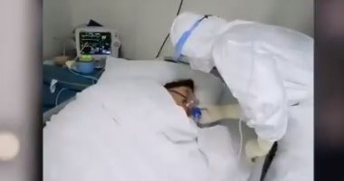متطوع فى جناح العزل.. طالب صينى يتطوع بمستشفى للحجر لمكافحة كورونا.. فيديو