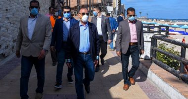 صور .. محافظ الإسكندرية يتفقد الكورنيش للتأكد من غلق كافة الطرق المؤدية له