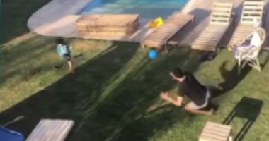 فيديو.. مباراة ساخنة بين محمد ناجى جدو ونجله على أنغام مافيا 