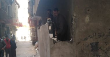 صور.. مخالفات البناء بالإسكندرية.. الحى يزيل "بلكونة" على الرصيف