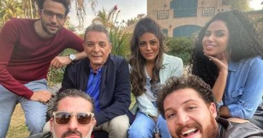 باقي من الزمن ٣ أيام.. أبطال مسلسل "لما كنا صغيرين" بصورة جديدة من الكواليس