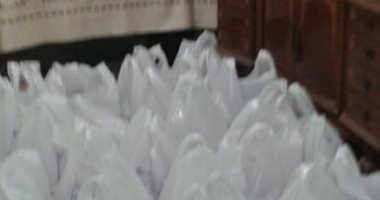 فيها حاجة حلوة.. شباب قرية دار السلام بكفر الشيخ يتطوعون لتوزيع شنط مساعدات