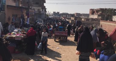 صور.. أسواق الإسكندرية لا تعرف كورونا.. والأحياء تكثف حملات الإزالة