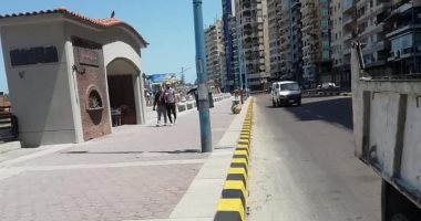 صور.. تجميل كورنيش وشوارع الإسكندرية بدهان الأرصفة وصيانة أعمدة الإنارة 
