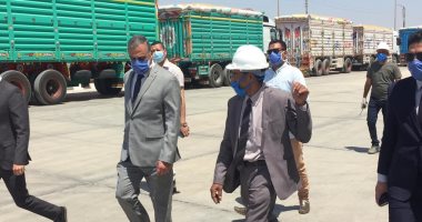 صور.. محافظ سوهاج يتفقد صوامع غرب طهطا بالتزامن مع بدء موسم توريد القمح