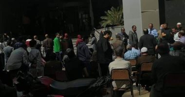 إضبط مخالفة .. إزدحام أمام ماكينات الصرف الألى بشبرا الخيمة
