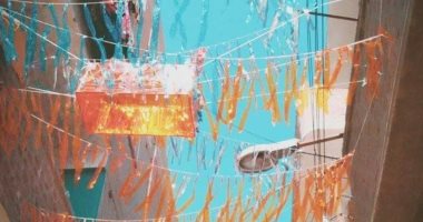 رمضان بهجة.. شباب قرية الحبالصة بأسيوط يشاركون فى تزين الشوارع