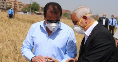 وزير التعليم العالي ورئيس جامعة المنوفية يتفقدان مزرعة طوخ طنبشا.. صور