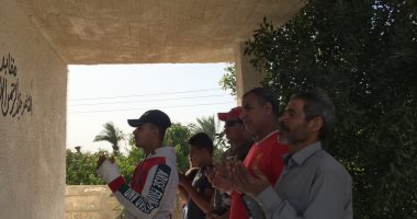  أهالي الإسماعيلية يتوافدون علي قبر الأبنودي في ذكري رحيله.. صور وفيديو