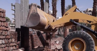 مدينة القرنة تزيل 6 حالات بناء مخالف بمساحة 7 قيراط و120 متر.. صور
