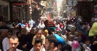 خوفا من انتشار الكورونا.. شكوى من ازدحام العتبة والموسكى بالباعة الجائلين
