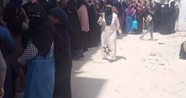 خوفا من كورونا.. شكوى من زحام شديد أمام مكتب بريد ابوالمطامير بالبحيرة
