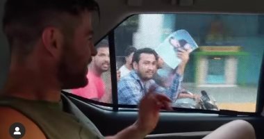مثابرة أحد معجبي كريس هيمسوورث تجبره على التقاط صورة معه بالهند.. فيديو وصور