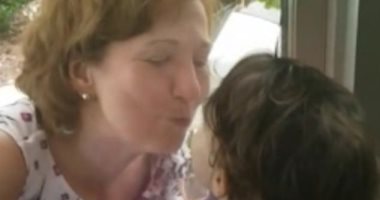 جدة تقود سيارتها 5 ساعات لرؤية أحفادها من خلف الزجاج فى أمريكا