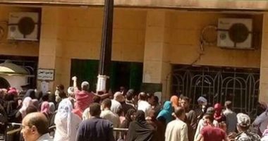  زحام شديد أمام مكتب بريد الأقصر ما يهدد الصحة فى زمن كورونا