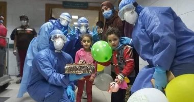 صور.. الجيش الأبيض يحتفل بعيد ميلاد 4 أطفال بالحجر الصحى بكفر الزيات