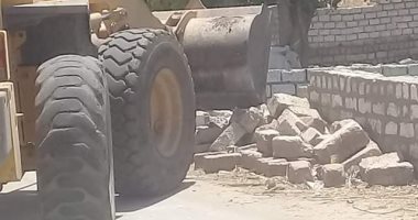 صور.. صب رصيف ترعة الإبراهيمية بطول طريق مصر أسوان بالمنيا