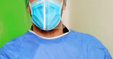 الجيش الأبيض.. "شاهر" يشارك بصورته خلال أداء عمله فى مركز أورام المنصورة