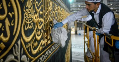 15 صورة لتنظيف وتعقيم الكعبة المشرفة استقبالا لشهر رمضان