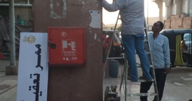 تركيب 4 بوابات تعقيم لمدخل السوق السياحى بأسوان.. فيديو وصور