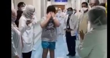 استقبلوه بالفرح والزغاريد.. شفاء أصغر مريض كورونا بدولة الإمارات "فيديو"