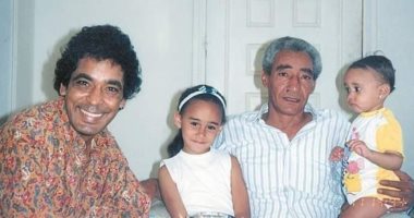 كم أحتاج إليك وتحتاج مصر لسطورك.. هكذا أحيا محمد منير ذكرى وفاة عبد الرحمن الأبنودى