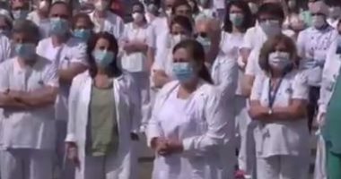 "دقيقة حداد" طاقم مستشفى في مدريد يحيون زميلا لهم توفى بعدوى كورونا.. فيديو